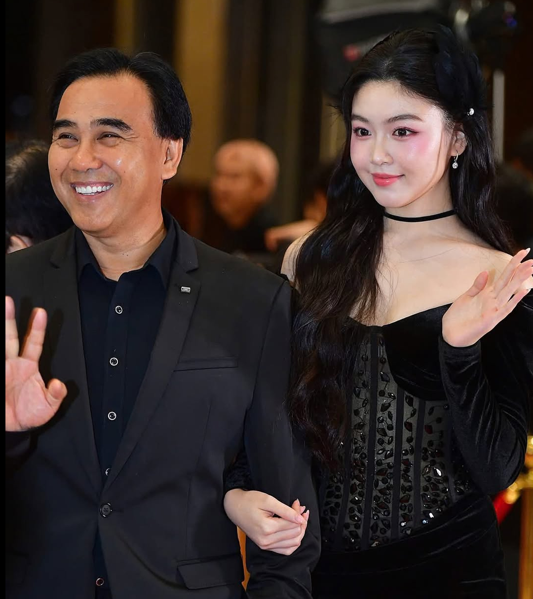 Vợ và con gái MC Quyền Linh gây chú ý trong sinh nhật 20 tuổi Lọ Lem - Ảnh 8. Vợ và con gái MC Quyền Linh gây chú ý trong sinh nhật 20 tuổi Lọ Lem - Ảnh 8.