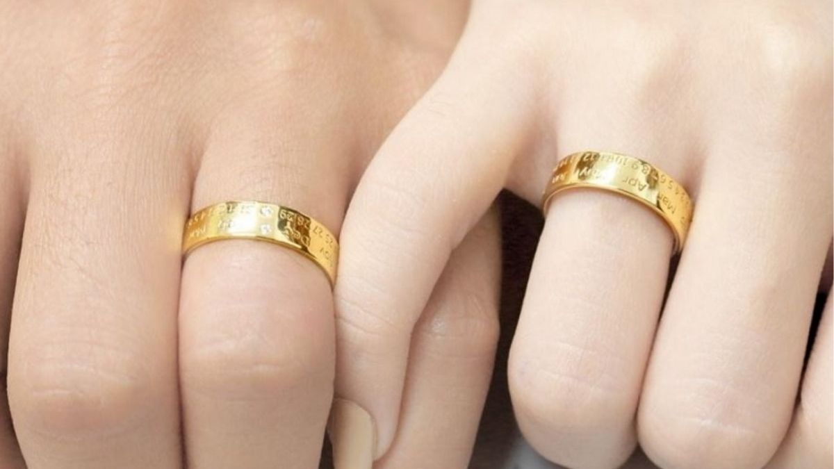 ảnh nắm tay đeo nhẫn cưới