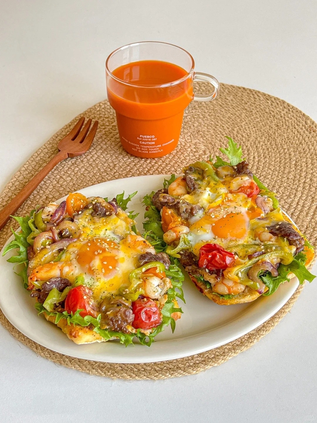 Bữa s&aacute;ng "chuẩn Eat Clean" si&ecirc;u nhanh gọn: B&aacute;nh m&igrave; kẹp t&ocirc;m b&ograve; đậm đ&agrave; v&egrave;o c&aacute;i l&agrave; xong, chị em rần rần học theo - Ảnh 1.