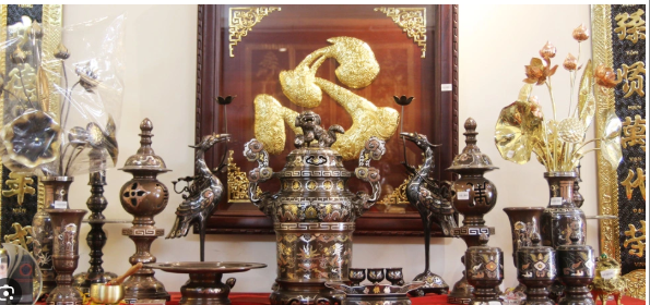 Ban thờ gia ti&ecirc;n cần c&oacute; những vật phẩm n&agrave;o? - Ảnh 3.