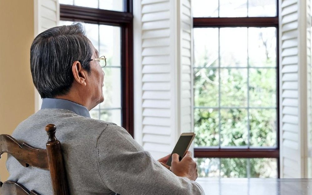 Chọn viện dưỡng lão để nhẹ gánh cho con, 1 năm sau cụ ông rơi nước mắt hối hận