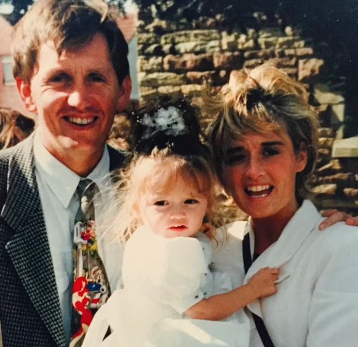 Nữ diễn vi&ecirc;n phim Sex Education Aimee Lou Wood v&agrave; h&agrave;nh tr&igrave;nh vượt qua tuổi thơ s&oacute;ng gi&oacute; - Ảnh 3.