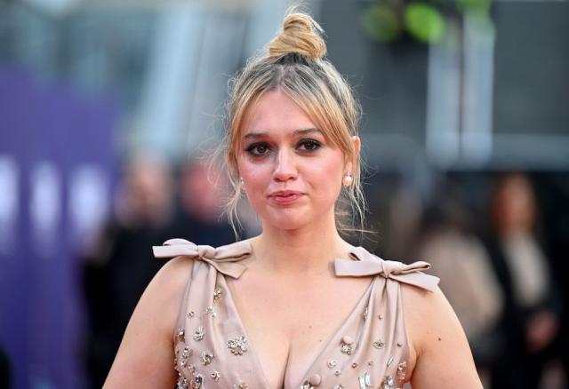 Nữ diễn vi&ecirc;n phim Sex Education Aimee Lou Wood v&agrave; h&agrave;nh tr&igrave;nh vượt qua tuổi thơ s&oacute;ng gi&oacute; - Ảnh 2.