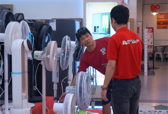 Điện lạnh 'tăng nhiệt' trước m&ugrave;a nắng n&oacute;ng - Ảnh 1.