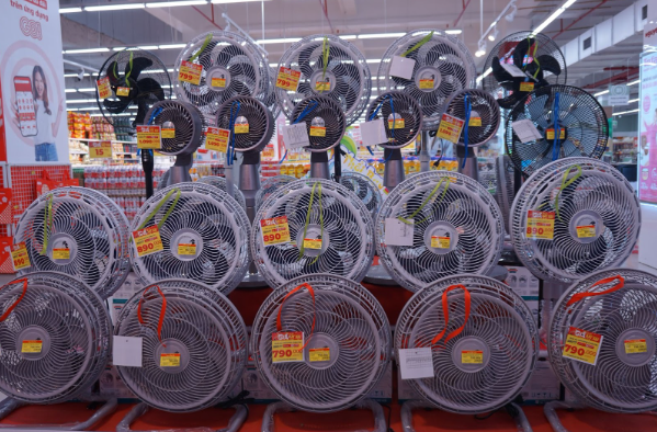 Điện lạnh 'tăng nhiệt' trước m&ugrave;a nắng n&oacute;ng - Ảnh 3.