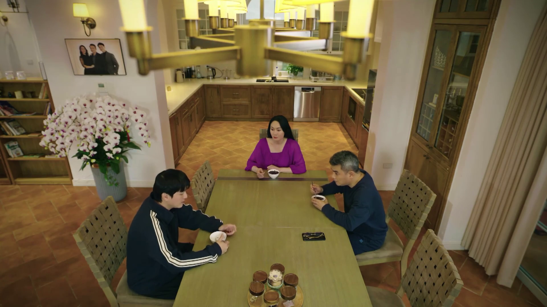 Bước chân vào đời - Tập 20: Quân thay đổi sau chia tay - Ảnh 2. Bước chân vào đời - Tập 20: Thương trải lòng với Lâm sau chia tay - Ảnh 1.