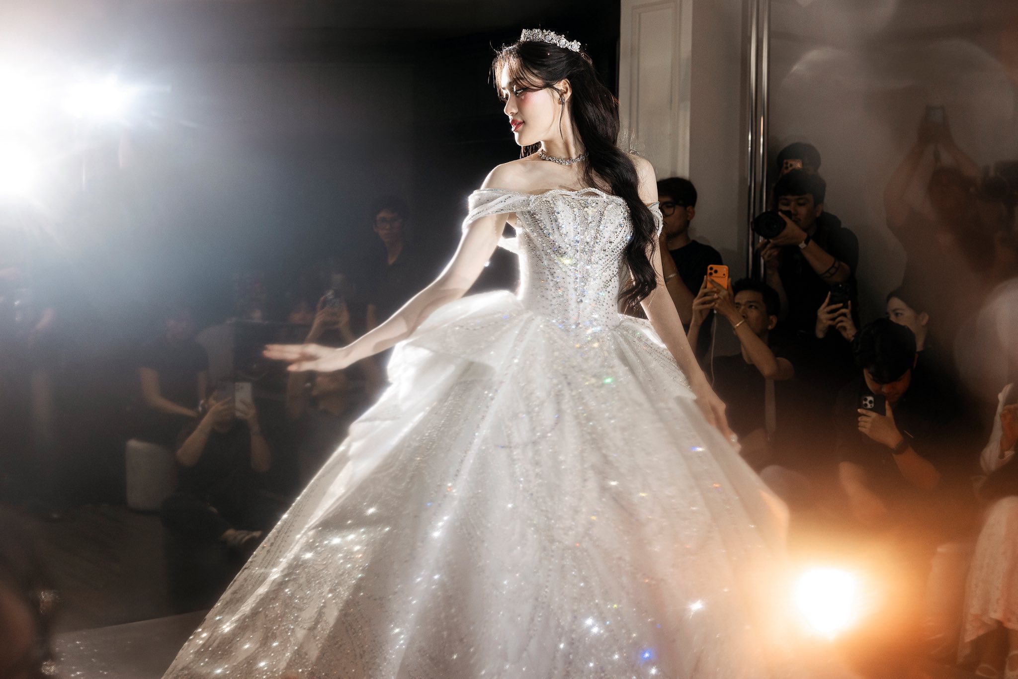 Phan Phương Oanh Tỏa sáng trong váy cưới ấn tượng tại Miss World Vietnam 2025 - Ảnh 5. Phan Phương Oanh Tỏa sáng trong váy cưới ấn tượng tại Miss World Vietnam 2025 - Ảnh 5.