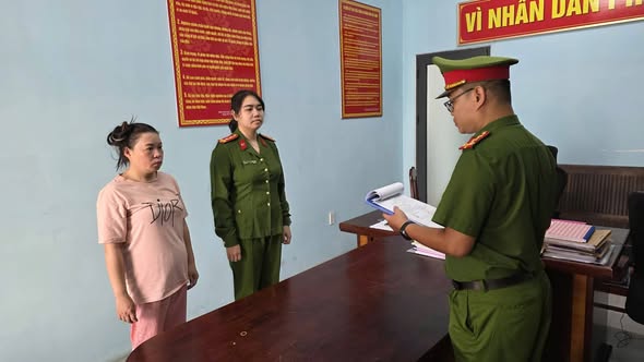 Đà Nẵng: Bắt khẩn cấp người phụ nữ hành hung 2 nhân viên đường sắt khi đang làm nhiệm vụ - Ảnh 2. Đà Nẵng: Bắt khẩn cấp người phụ nữ hành hung 2 nhân viên đường sắt khi đang làm nhiệm vụ - Ảnh 2.