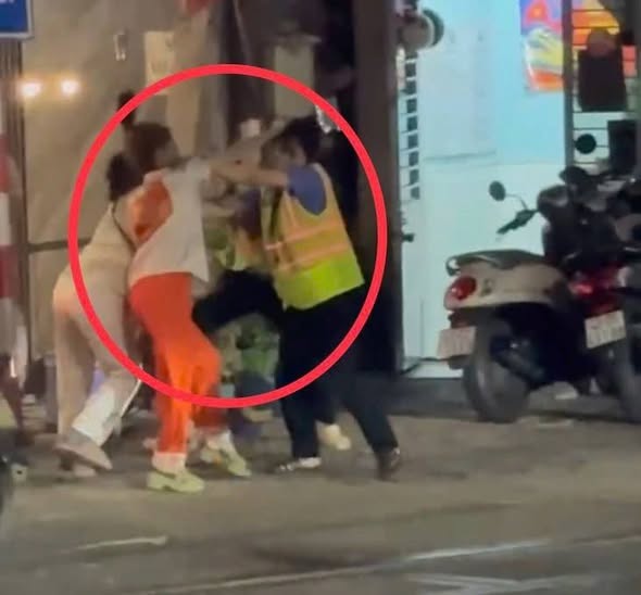 Đà Nẵng: Bắt khẩn cấp người phụ nữ hành hung 2 nhân viên đường sắt khi đang làm nhiệm vụ - Ảnh 3. Đà Nẵng: Bắt khẩn cấp người phụ nữ hành hung 2 nhân viên đường sắt khi đang làm nhiệm vụ - Ảnh 3.