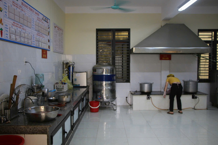 Trường mầm non cho trẻ ăn thịt lợn nhiễm dịch tả: Đ&igrave;nh chỉ hiệu trưởng - Ảnh 3.