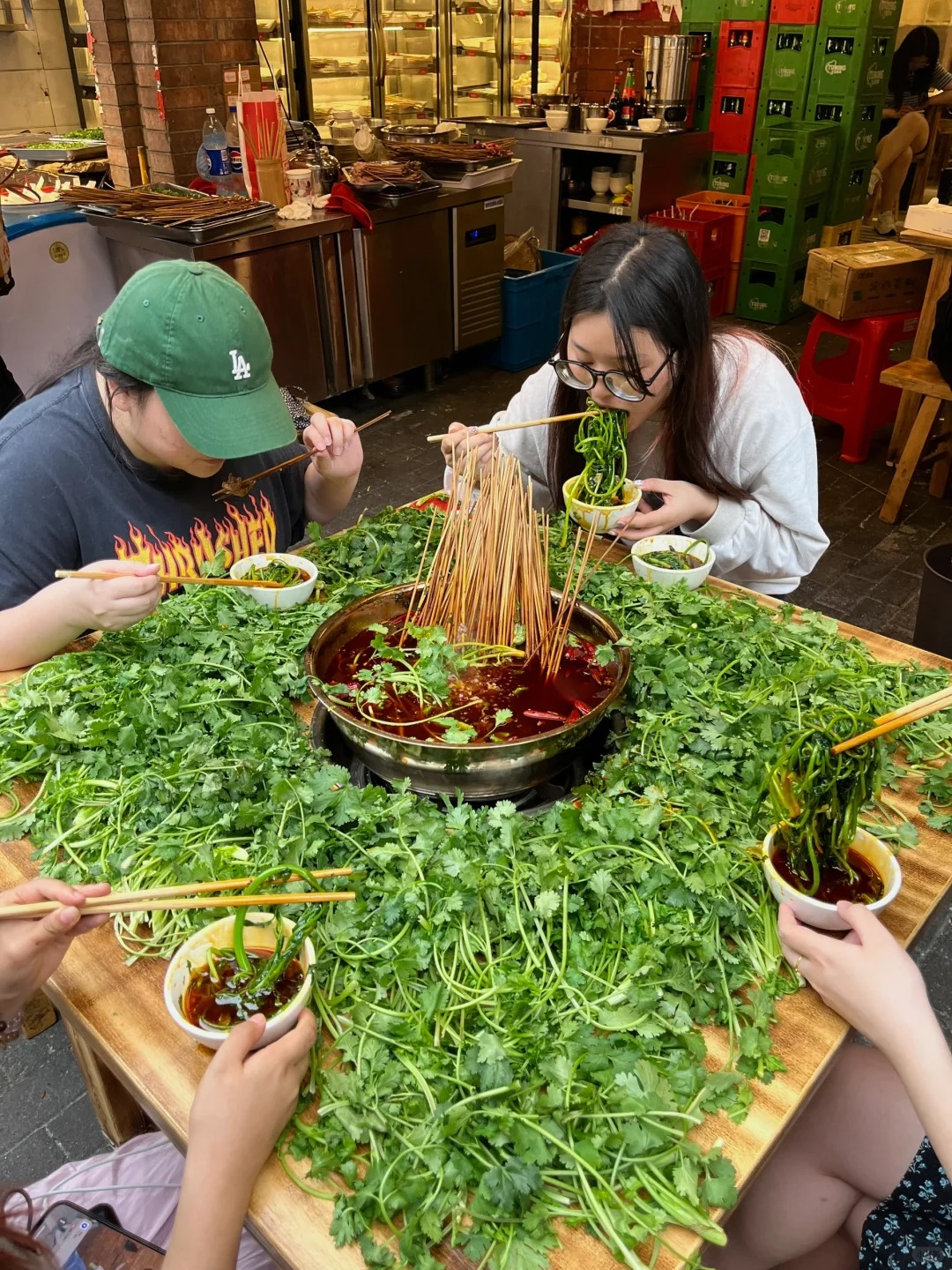 Bức ảnh bữa ăn "nặng m&ugrave;i" nhất c&otilde;i mạng h&ocirc;m nay: Người khen nức nở, kẻ ch&ecirc; bai "chỉ l&agrave; tr&ograve; l&agrave;m m&agrave;u l&atilde;ng ph&iacute; thức ăn"! - Ảnh 1.