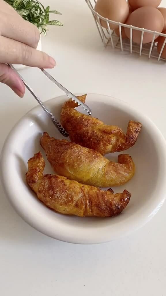 L&agrave;m b&aacute;nh sừng b&ograve; bằng b&aacute;nh tr&aacute;ng với nồi chi&ecirc;n kh&ocirc;ng dầu - Ảnh 3.