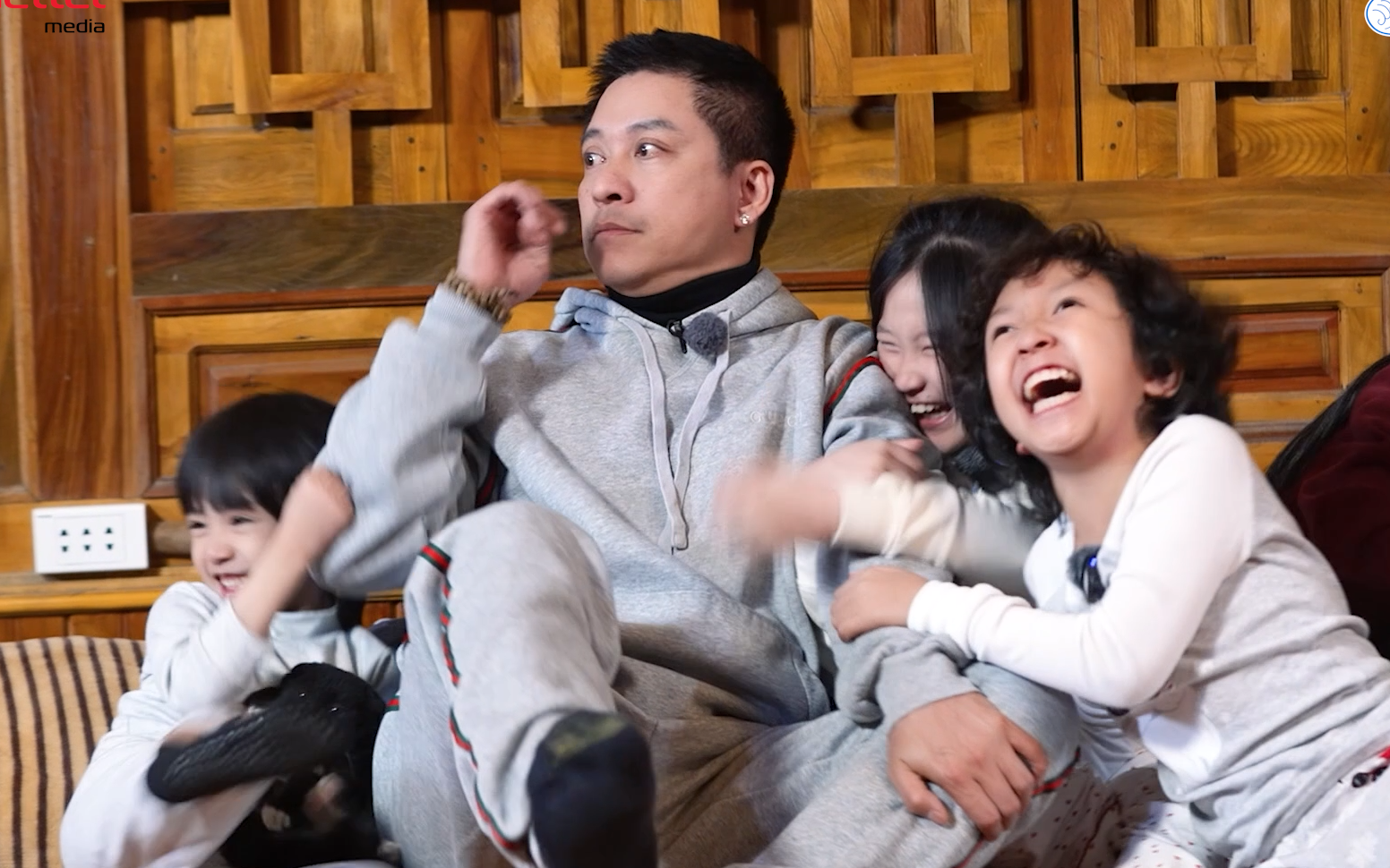 Con trai, con g&aacute;i nh&agrave; Tuấn Hưng vui đ&ugrave;a c&ugrave;ng bố tr&ecirc;n chương tr&igrave;nh truyền h&igrave;nh thực tế