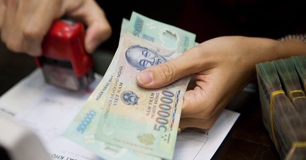 Tin s&aacute;ng 9/4: Những đối tượng n&agrave;o được tăng trợ cấp x&atilde; hội từ 1/7? Đ&igrave;nh chỉ hiệu trưởng trường mầm non cho trẻ ăn thịt lợn nhiễm dịch tả - Ảnh 1.