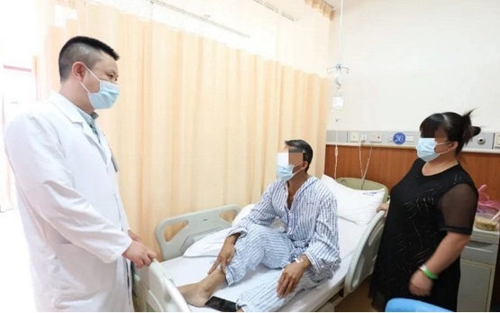 Người đ&agrave;n &ocirc;ng 49 tuổi ph&aacute;t hiện ung thư gan, thừa nhận 1 th&oacute;i quen trước khi ngủ nhiều người Việt mắc phải