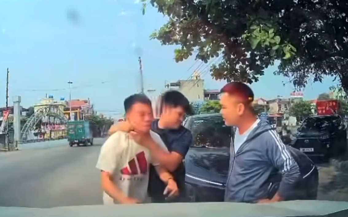 Hà Nội: Người phụ nữ tát tài xế ô tô sau va chạm giao thông gây xôn xao - Ảnh 1. Hà Nội: Người phụ nữ tát tài xế ô tô sau va chạm giao thông gây xôn xao - Ảnh 1.