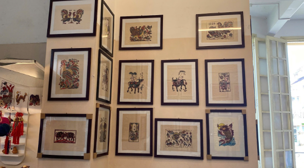 Trải nghiệm làm tranh mộc bản dân gian: Khi giới trẻ 'đánh thức' di sản giữa lòng cố đô - Ảnh 1. Trải nghiệm làm tranh mộc bản dân gian: Khi giới trẻ 'đánh thức' di sản giữa lòng cố đô - Ảnh 1.