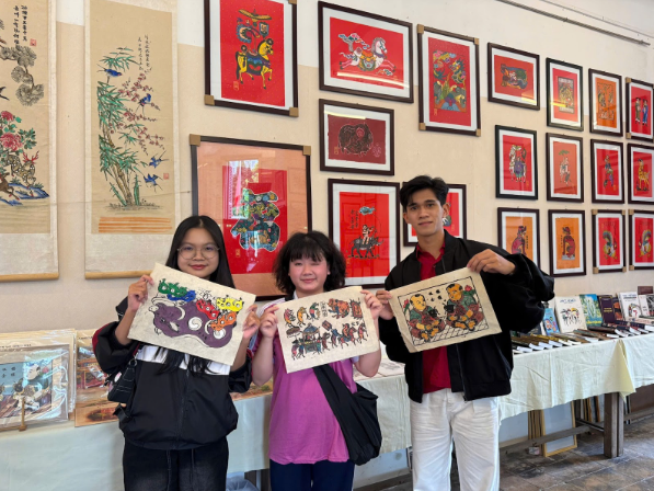 Trải nghiệm làm tranh mộc bản dân gian: Khi giới trẻ 'đánh thức' di sản giữa lòng cố đô - Ảnh 10. Trải nghiệm làm tranh mộc bản dân gian: Khi giới trẻ 'đánh thức' di sản giữa lòng cố đô - Ảnh 10.