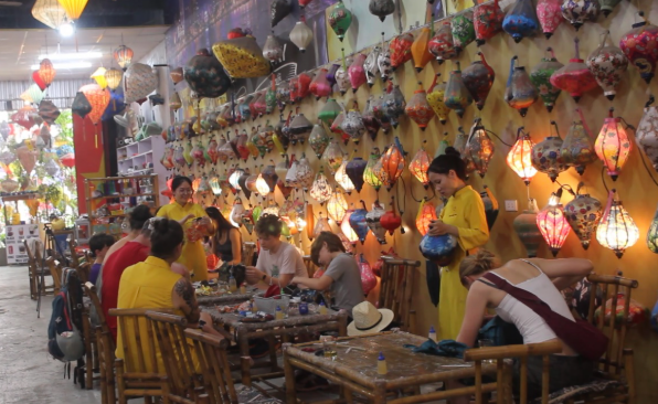 Những trải nghiệm th&uacute; vị tại l&agrave;ng nghề đ&egrave;n lồng nổi tiếng Hội An - Ảnh 2.