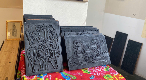 Trải nghiệm làm tranh mộc bản dân gian: Khi giới trẻ 'đánh thức' di sản giữa lòng cố đô - Ảnh 2. Trải nghiệm làm tranh mộc bản dân gian: Khi giới trẻ 'đánh thức' di sản giữa lòng cố đô - Ảnh 2.