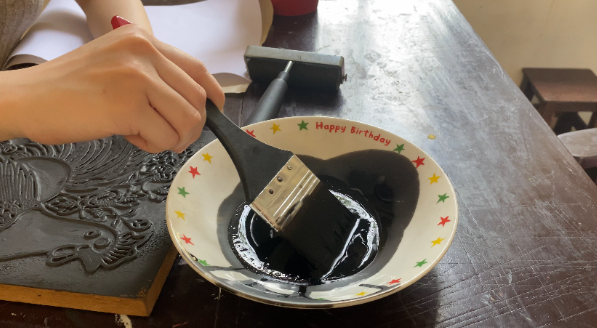 Trải nghiệm làm tranh mộc bản dân gian: Khi giới trẻ 'đánh thức' di sản giữa lòng cố đô - Ảnh 4. Trải nghiệm làm tranh mộc bản dân gian: Khi giới trẻ 'đánh thức' di sản giữa lòng cố đô - Ảnh 4.