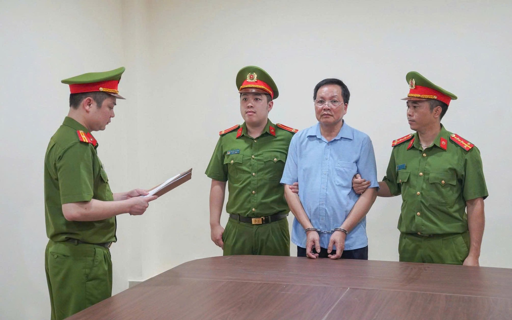 Bốn Cán Bộ Phú Thọ Bị Bắt Tạm Giam Vì Trục Lợi Từ Suất Ăn Người Yếu Thế