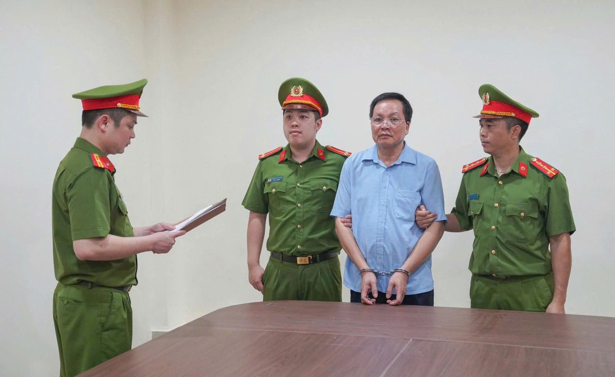 Bắt tạm giam 4 c&aacute;n bộ Ph&uacute; Thọ Trục lợi từ suất ăn của người yếu thế - Ảnh 1.