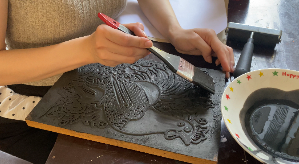 Trải nghiệm làm tranh mộc bản dân gian: Khi giới trẻ 'đánh thức' di sản giữa lòng cố đô - Ảnh 5. Trải nghiệm làm tranh mộc bản dân gian: Khi giới trẻ 'đánh thức' di sản giữa lòng cố đô - Ảnh 5.