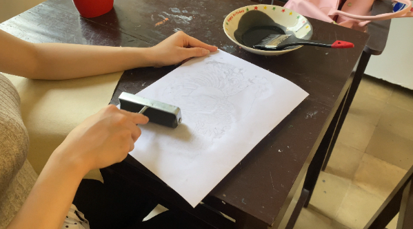 Trải nghiệm làm tranh mộc bản dân gian: Khi giới trẻ 'đánh thức' di sản giữa lòng cố đô - Ảnh 6. Trải nghiệm làm tranh mộc bản dân gian: Khi giới trẻ 'đánh thức' di sản giữa lòng cố đô - Ảnh 6.