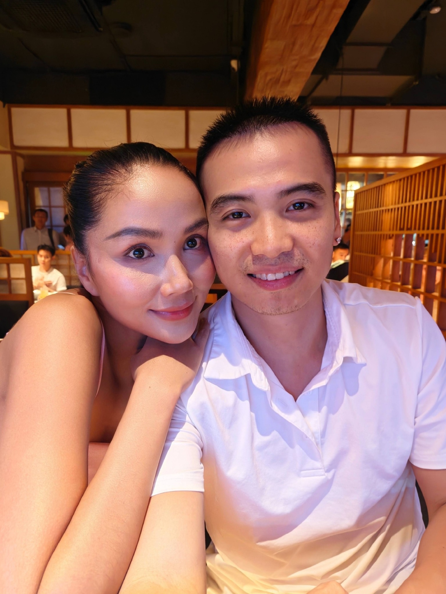 Vợ chồng H'Hen Niê gây chú ý trong ngày đặc biệt - Ảnh 2. Vợ chồng H'Hen Niê gây chú ý trong ngày đặc biệt - Ảnh 2.