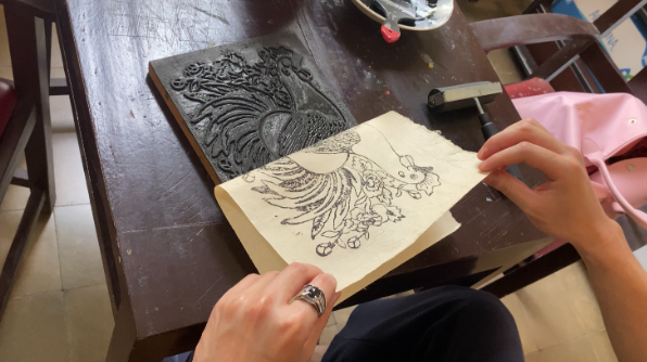 Trải nghiệm làm tranh mộc bản dân gian: Khi giới trẻ 'đánh thức' di sản giữa lòng cố đô - Ảnh 7. Trải nghiệm làm tranh mộc bản dân gian: Khi giới trẻ 'đánh thức' di sản giữa lòng cố đô - Ảnh 7.