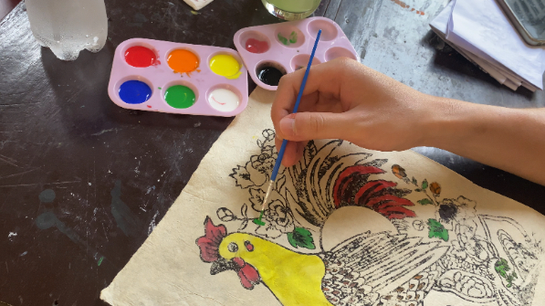 Trải nghiệm làm tranh mộc bản dân gian: Khi giới trẻ 'đánh thức' di sản giữa lòng cố đô - Ảnh 8. Trải nghiệm làm tranh mộc bản dân gian: Khi giới trẻ 'đánh thức' di sản giữa lòng cố đô - Ảnh 8.