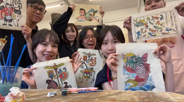 Trải nghiệm làm tranh mộc bản dân gian: Khi giới trẻ 'đánh thức' di sản giữa lòng cố đô - Ảnh 9. Trải nghiệm làm tranh mộc bản dân gian: Khi giới trẻ 'đánh thức' di sản giữa lòng cố đô - Ảnh 9.