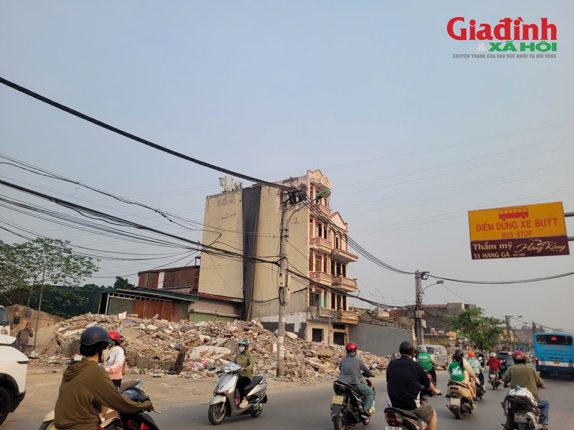 Hoạt động ph&aacute; dỡ c&ocirc;ng tr&igrave;nh giải ph&oacute;ng mặt bằng mở rộng đường Tam Trinh tại H&agrave; Nội - Ảnh 2.