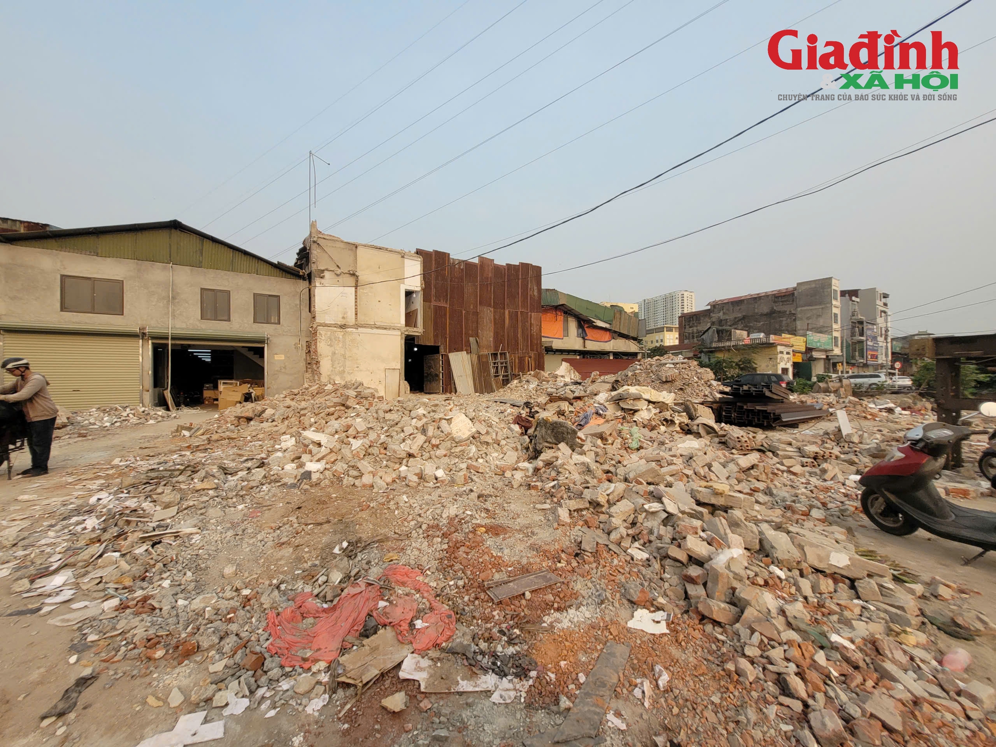 Hoạt động ph&aacute; dỡ c&ocirc;ng tr&igrave;nh giải ph&oacute;ng mặt bằng mở rộng đường Tam Trinh tại H&agrave; Nội - Ảnh 3.