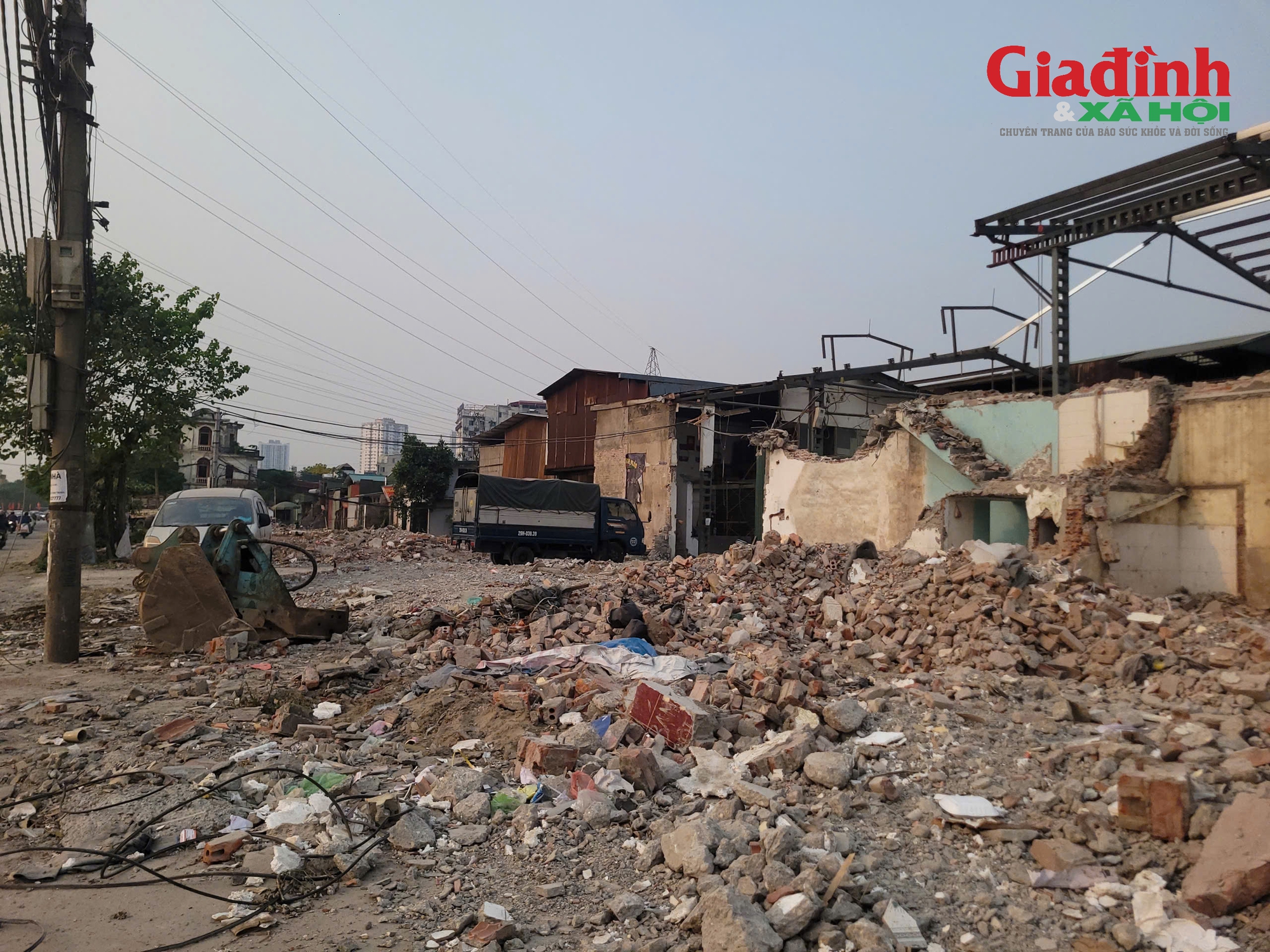 Hoạt động ph&aacute; dỡ c&ocirc;ng tr&igrave;nh giải ph&oacute;ng mặt bằng mở rộng đường Tam Trinh tại H&agrave; Nội - Ảnh 4.