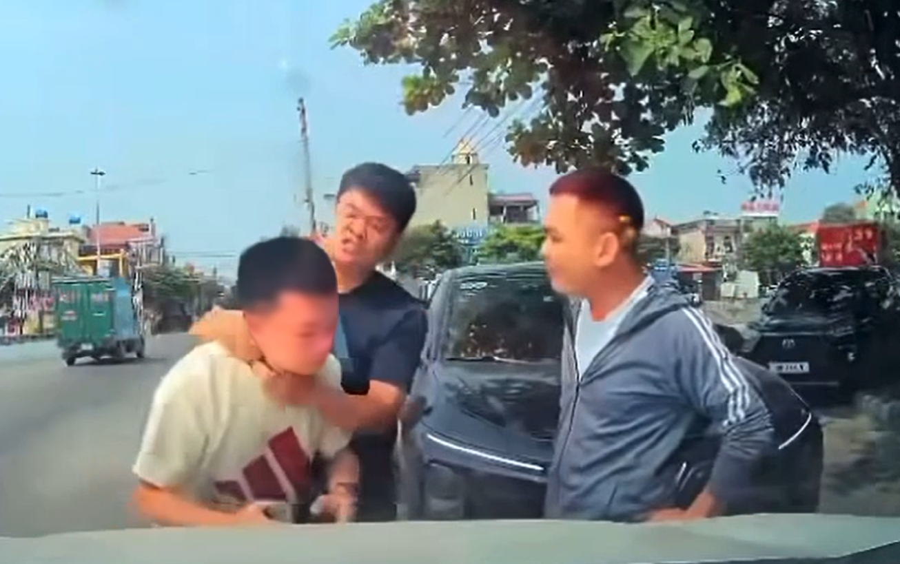 Tài xế bóp cổ, hành hung người đàn ông bị tạm giữ hình sự - Ảnh 1. Tài xế bóp cổ, hành hung người đàn ông bị tạm giữ hình sự - Ảnh 1.