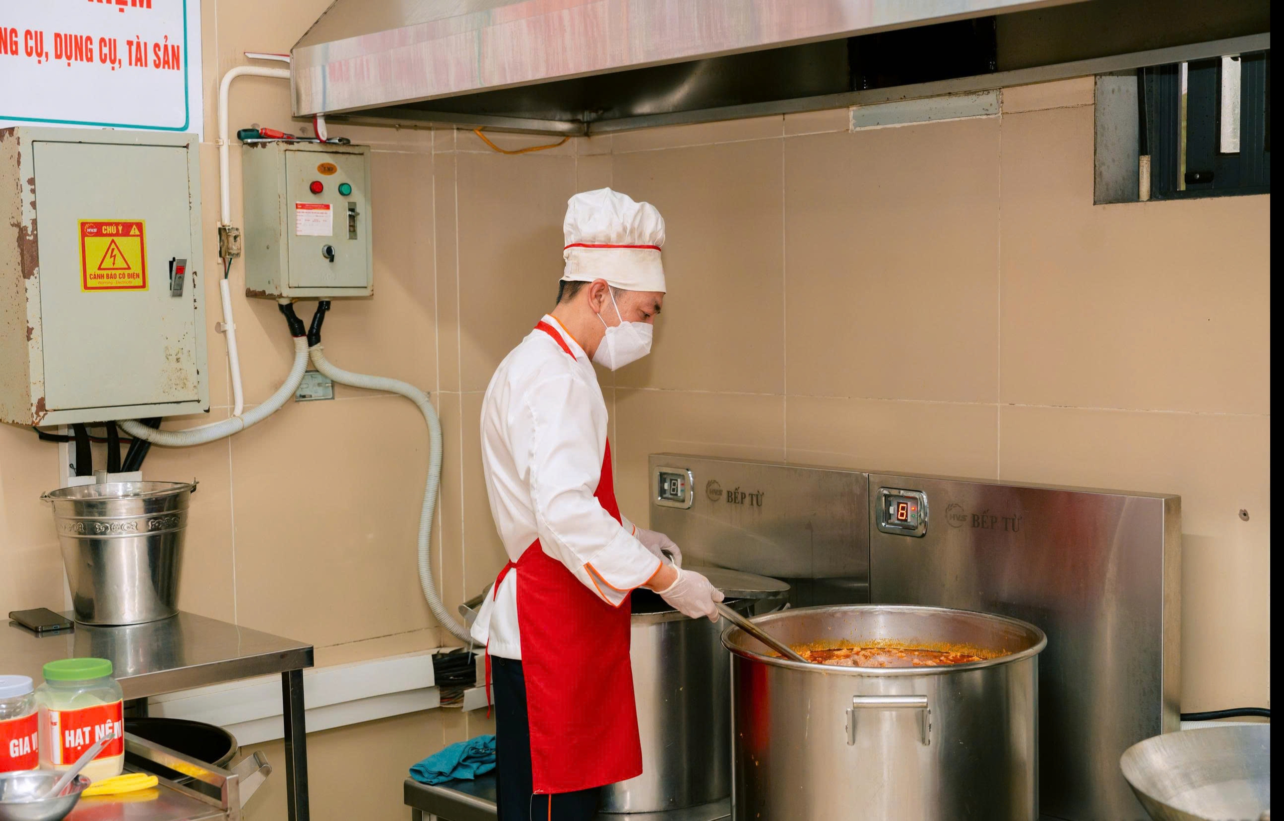 H&agrave; Nội lập 4 đo&agrave;n kiểm tra đột xuất suất ăn b&aacute;n tr&uacute;: Tr&aacute;ch nhiệm hiệu trưởng đến đ&acirc;u khi bữa ăn của học sinh bị 'thả nổi'? - Ảnh 1.