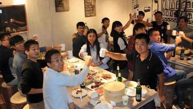 Về qu&ecirc; họp lớp sau nhiều năm, lớp trưởng n&oacute;i 1 c&acirc;u khiến t&ocirc;i rời b&agrave;n tiệc v&agrave; chặn cả nh&oacute;m lớp - Ảnh 1.