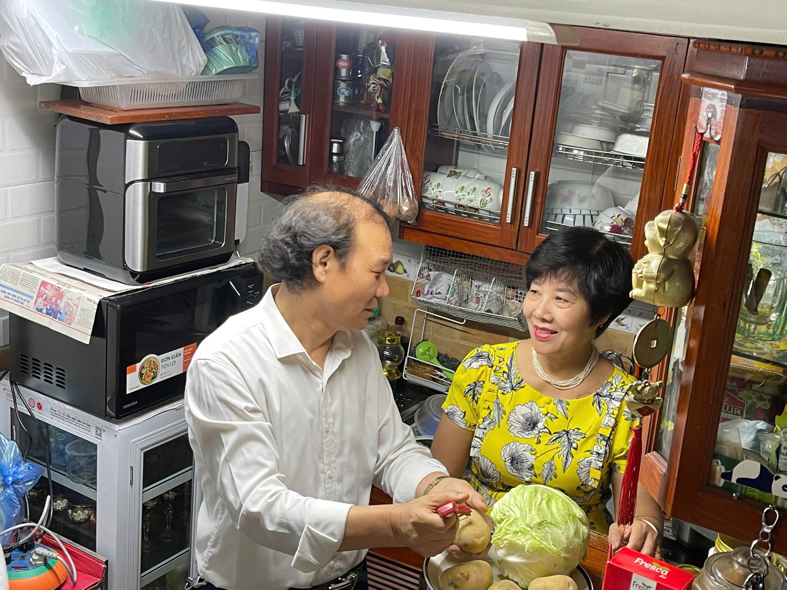 B&agrave; x&atilde; l&agrave; bạn đồng m&ocirc;n của NSND Nguyễn Hải, từng được mệnh danh 'Thẩm Thu&yacute; Hằng của Kho&aacute; 1 S&acirc;n khấu - Điện ảnh' - Ảnh 10.