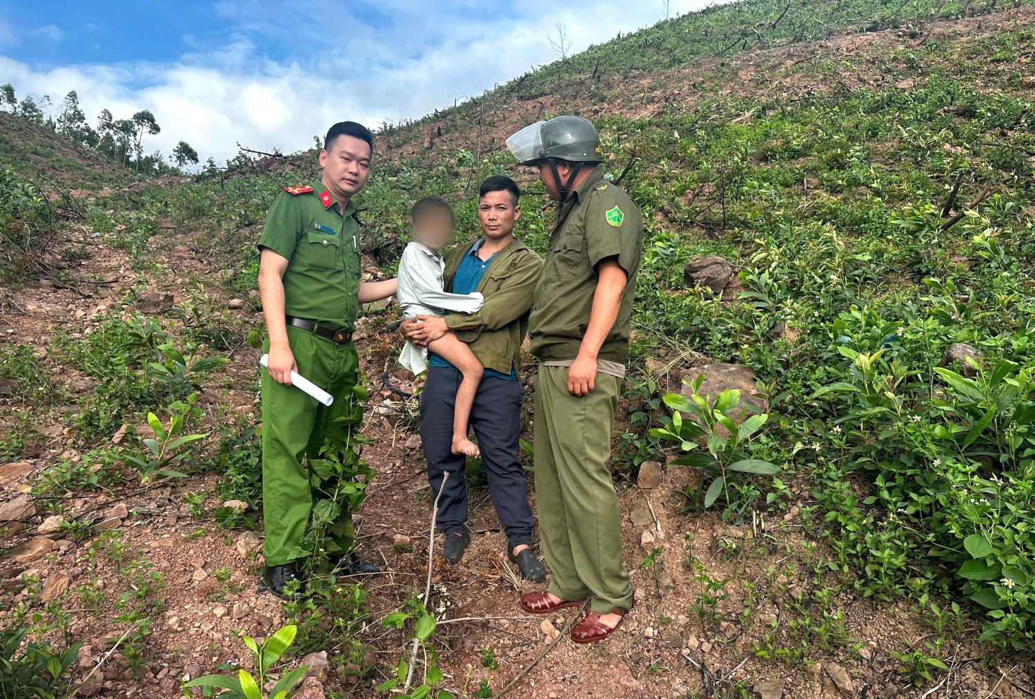 Từ dấu vết nghi vấn, t&igrave;m thấy b&eacute; g&aacute;i 10 tuổi bị lạc trong rừng- Ảnh 1.