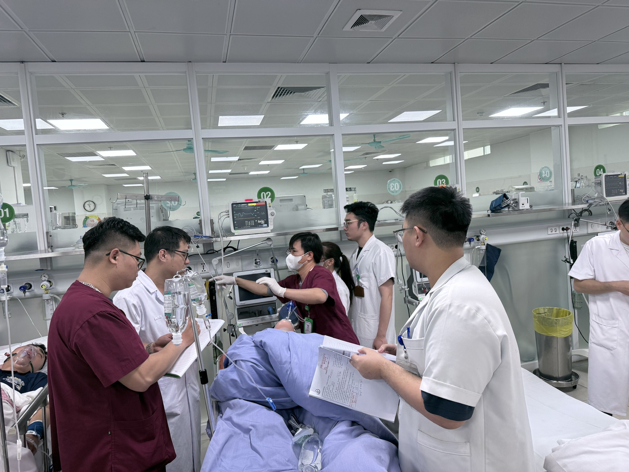 Hơn 227.000 người bệnh đang điều trị tại c&aacute;c bệnh viện trong dịp nghỉ lễ 30/4 v&agrave; 1/5- Ảnh 1.