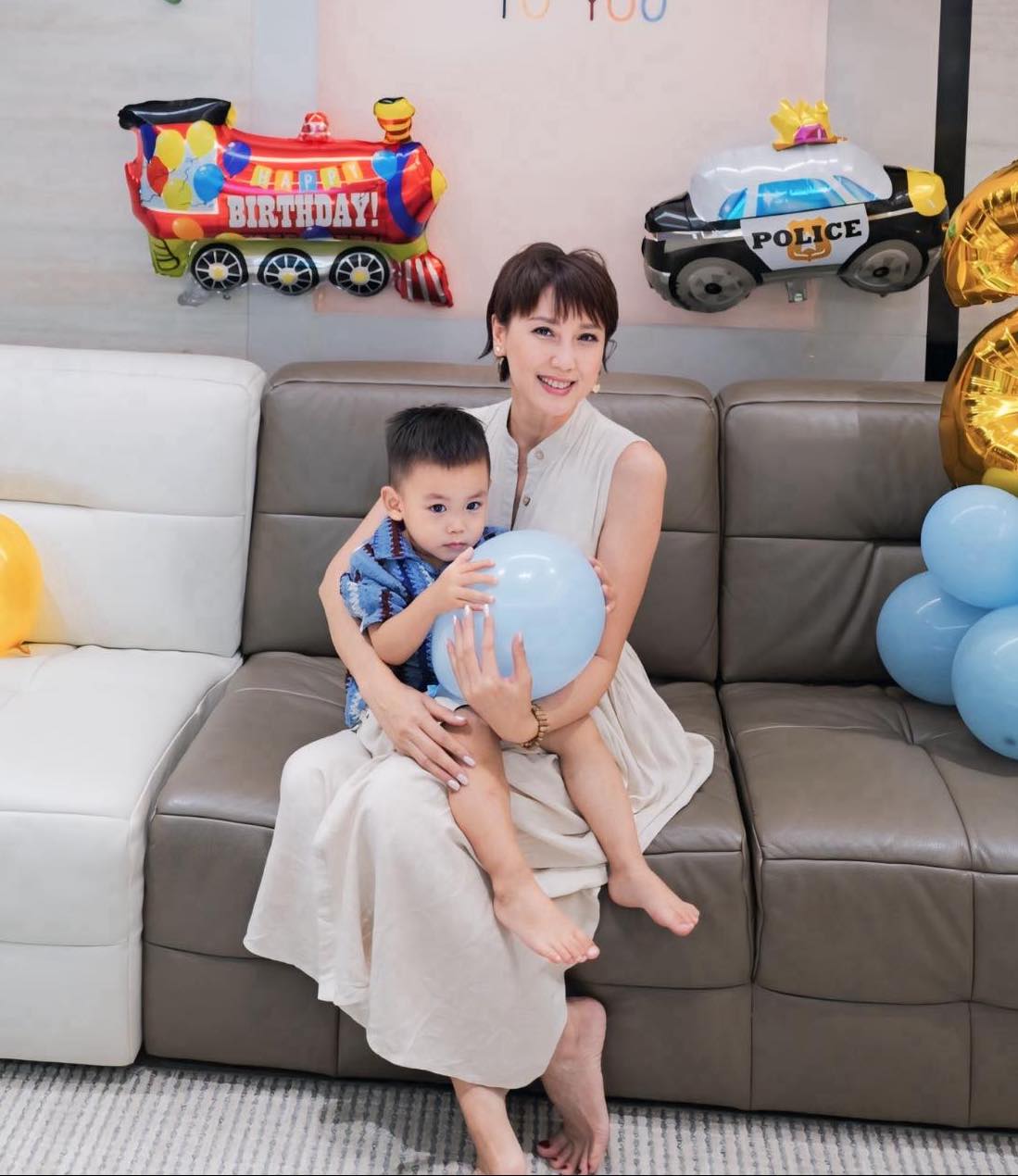 Mẹ vợ Đo&agrave;n Văn Hậu thu h&uacute;t mọi &aacute;nh nh&igrave;n trong ng&agrave;y đặc biệt c&ugrave;ng b&agrave; th&ocirc;ng gia - Ảnh 4.
