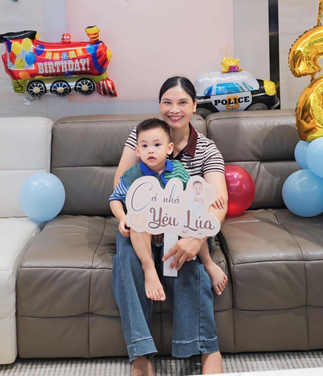Mẹ vợ Đo&agrave;n Văn Hậu thu h&uacute;t mọi &aacute;nh nh&igrave;n trong ng&agrave;y đặc biệt c&ugrave;ng b&agrave; th&ocirc;ng gia - Ảnh 3.
