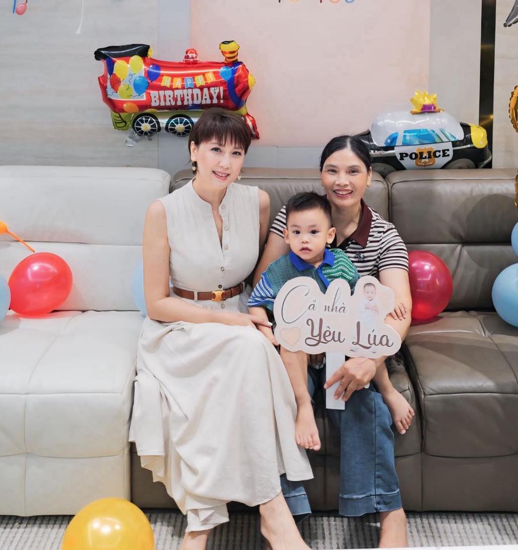 Mẹ vợ Đo&agrave;n Văn Hậu thu h&uacute;t mọi &aacute;nh nh&igrave;n trong ng&agrave;y đặc biệt c&ugrave;ng b&agrave; th&ocirc;ng gia - Ảnh 2.