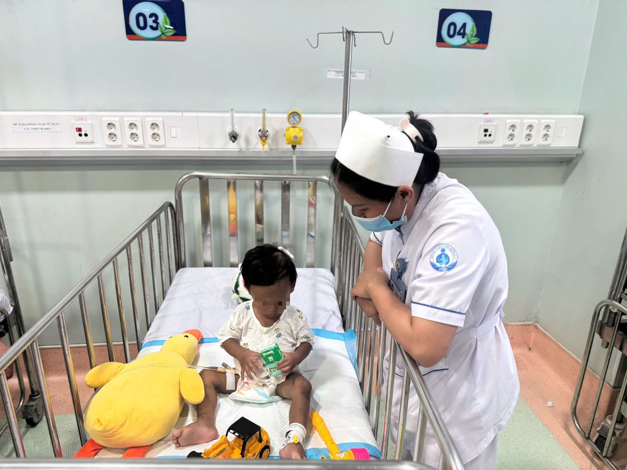 Tạm giam mẹ v&agrave; cha dượng trong vụ bạo h&agrave;nh b&eacute; trai 2 tuổi- Ảnh 2.