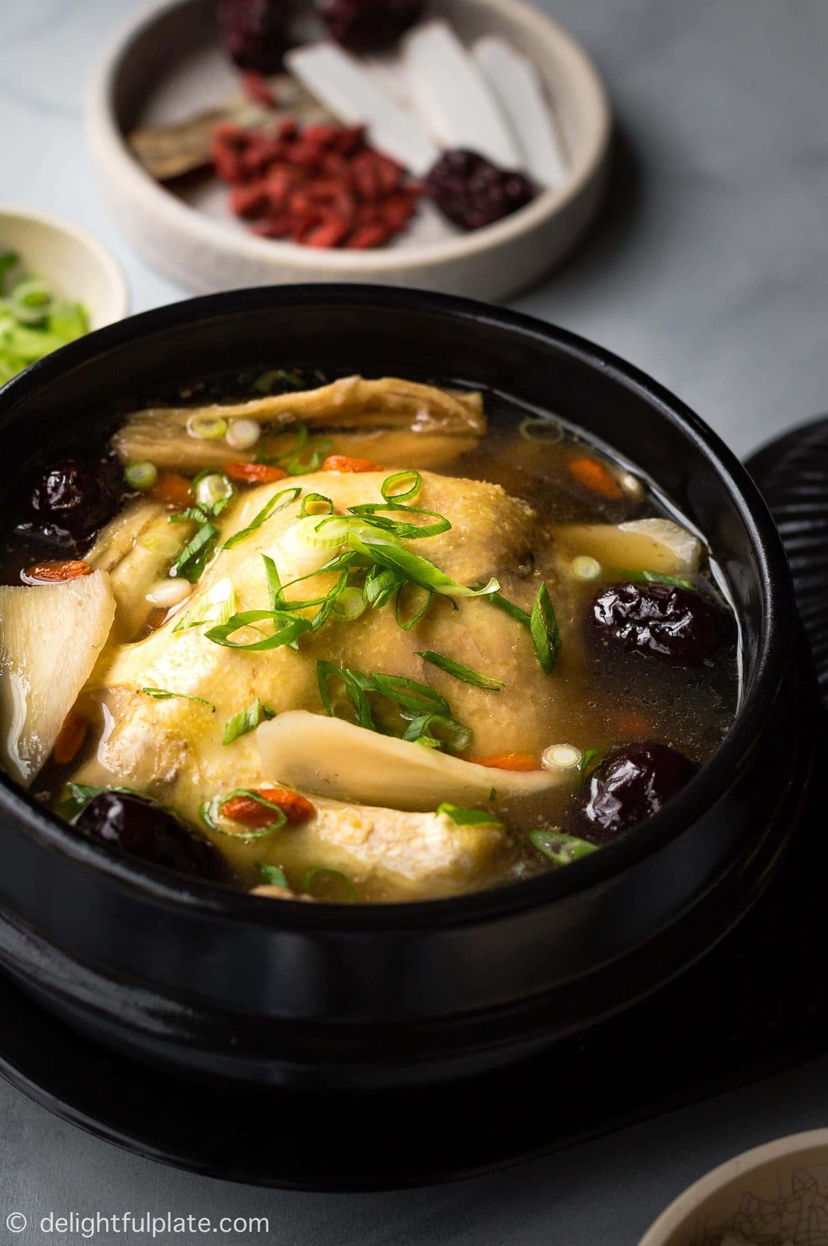 G&agrave; hầm bổ dưỡng nhưng b&eacute; chỉ "lắc đầu", c&aacute;c mẹ thử cho ngay nắm l&aacute; n&agrave;y v&agrave;o đi, g&agrave; ngọt thanh con th&iacute;ch m&ecirc; - Ảnh 2.