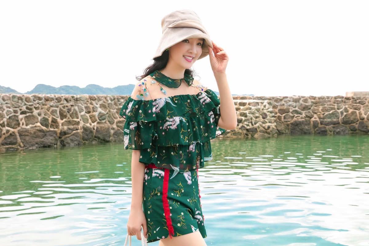 Hoa hậu Gi&aacute;ng My khoe body đẹp ' mướt mắt ' ở tuổi U60 đầy quyến rũ - Ảnh 12.