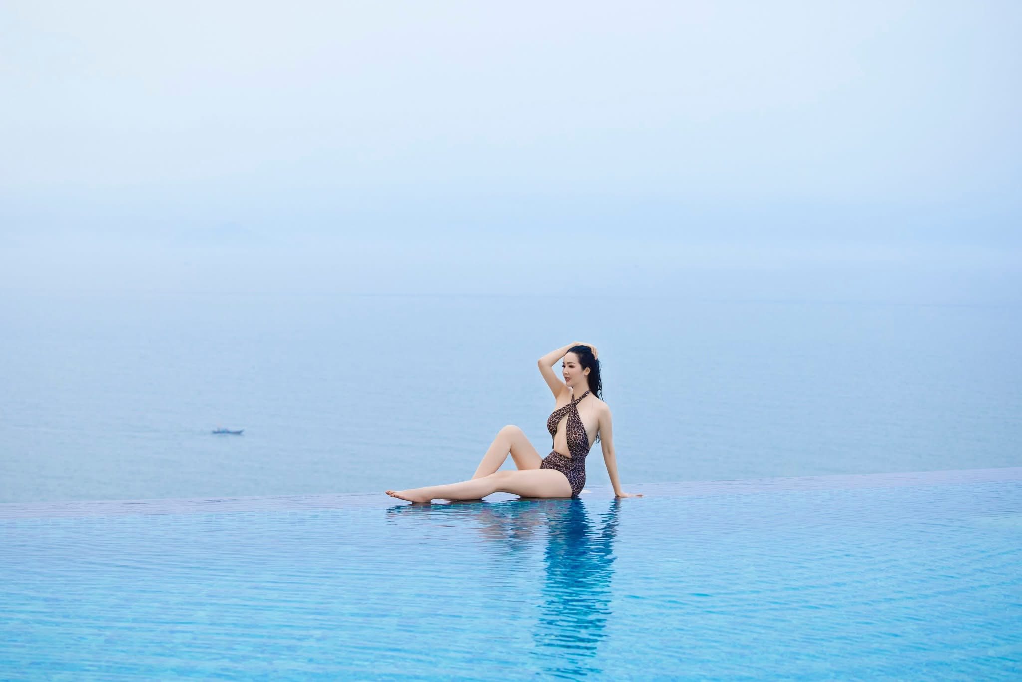 Hoa hậu Gi&aacute;ng My khoe body đẹp ' mướt mắt ' ở tuổi U60 đầy quyến rũ - Ảnh 2.