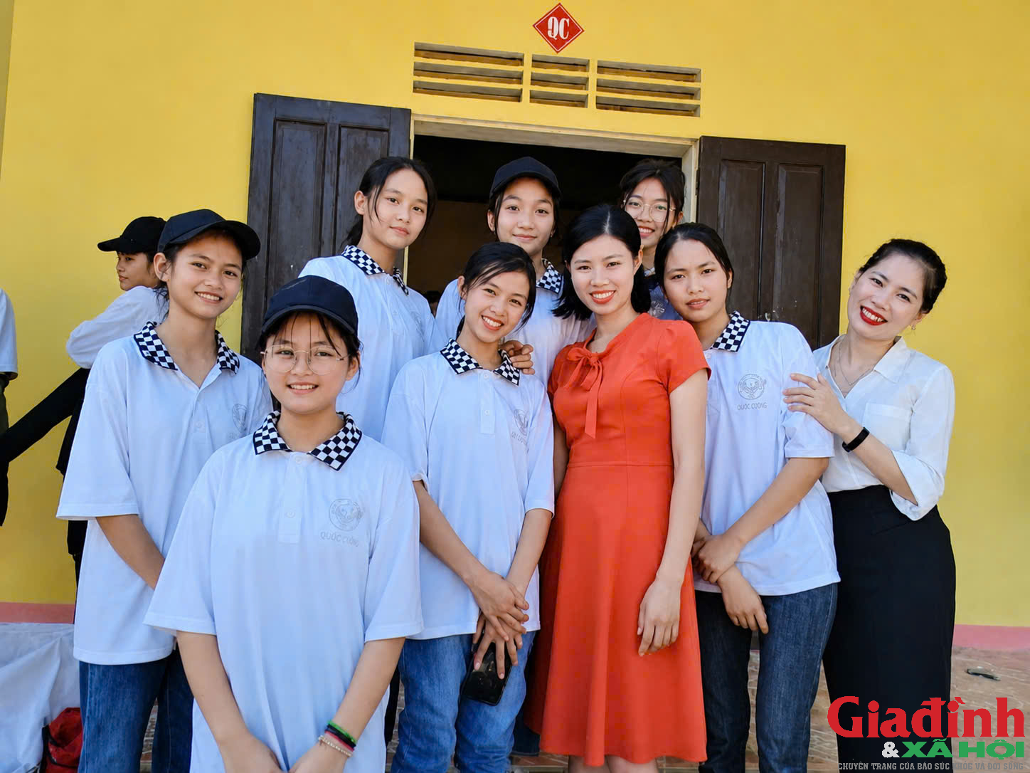 Gi&aacute;o vi&ecirc;n vỡ &ograve;a khi tho&aacute;t cảnh hợp đồng, lương tăng gấp nhiều lần - Ảnh 2.